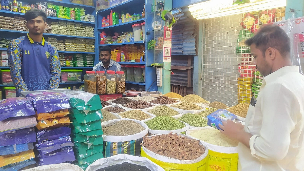 ঈদ উপলক্ষে হিলিতে জমজমাট মসলার বাজার