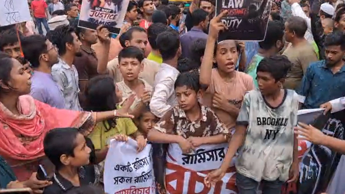 রামিসা হত্যার বিচার চেয়ে মিরপুরে সড়ক অবরোধ