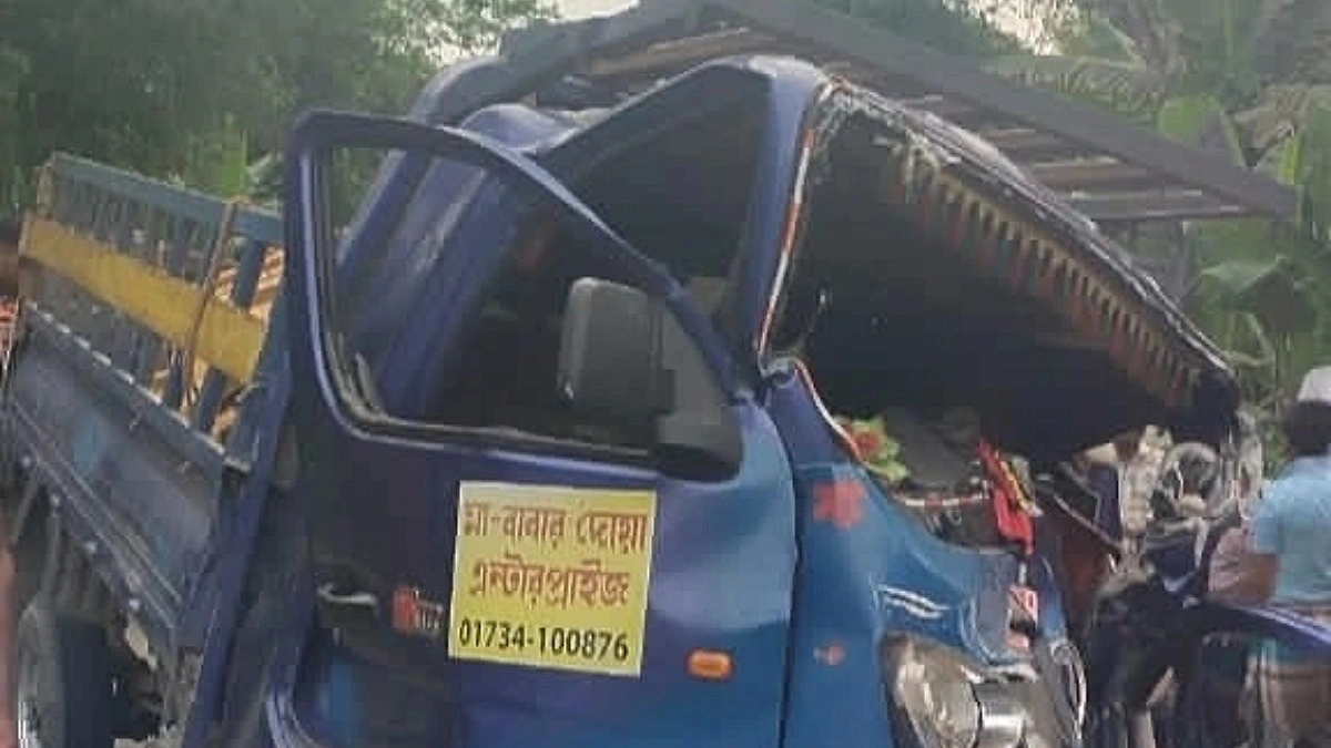চাকা ফেটে সেতুতে পিকআপের ধাক্কা, চালকের সহকারী নিহত