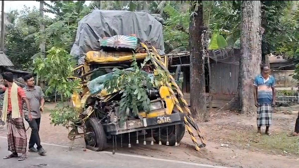 পিরোজপুরে দুই ট্রাকের মুখোমুখি সংঘর্ষ, ফায়ার সার্ভিসের অভিযানে তিনজন উদ্ধার