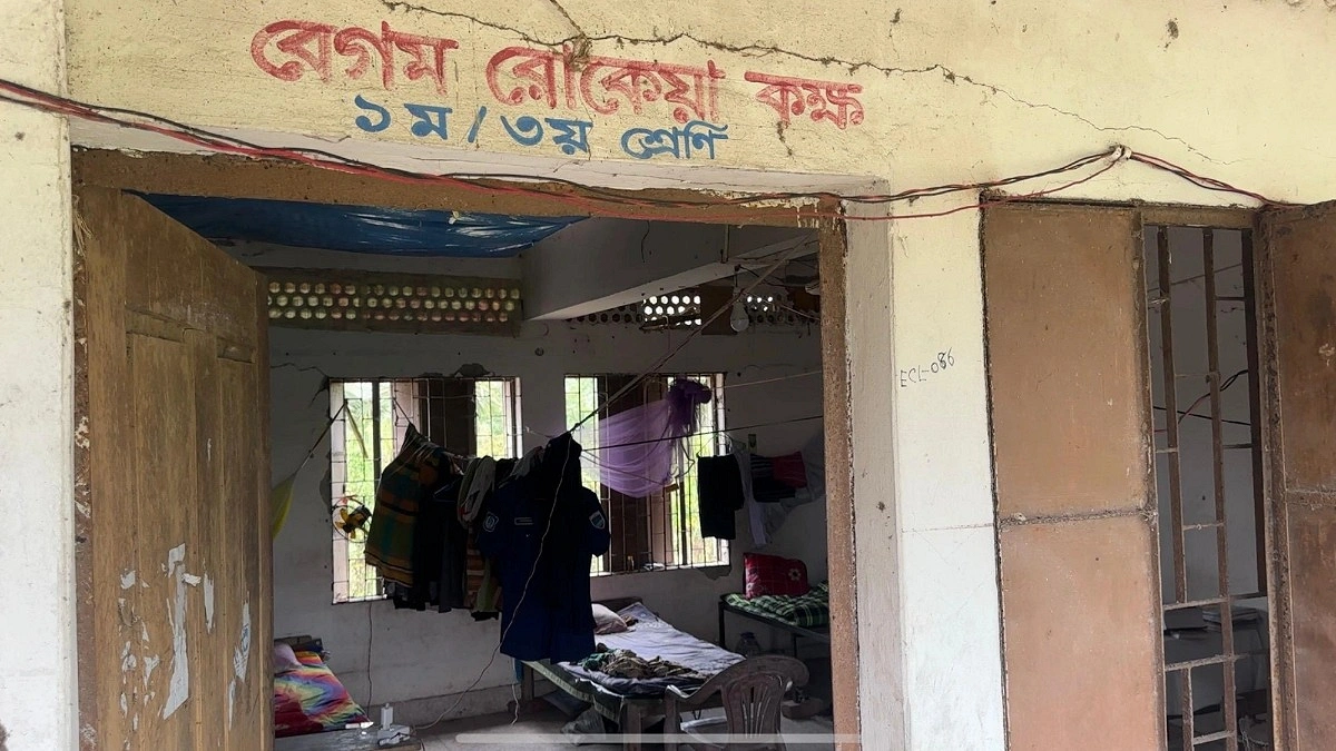 বিদ্যালয়ের শ্রেণিকক্ষে পুলিশ ফাঁড়ি, পাঠদান অস্থায়ী ঘরে