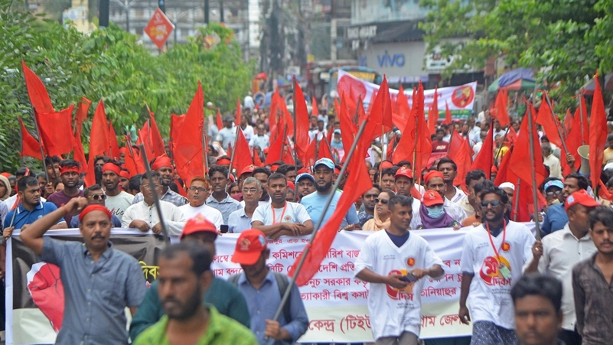 লাল পতাকার মিছিলে সয়লাব বন্দরনগরী