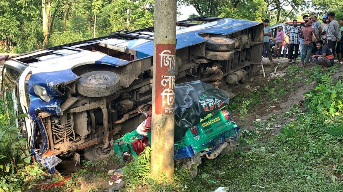 ফোনে ব্যস্ত বাসচালক, সংঘর্ষে ঝরল ৫ প্রাণ