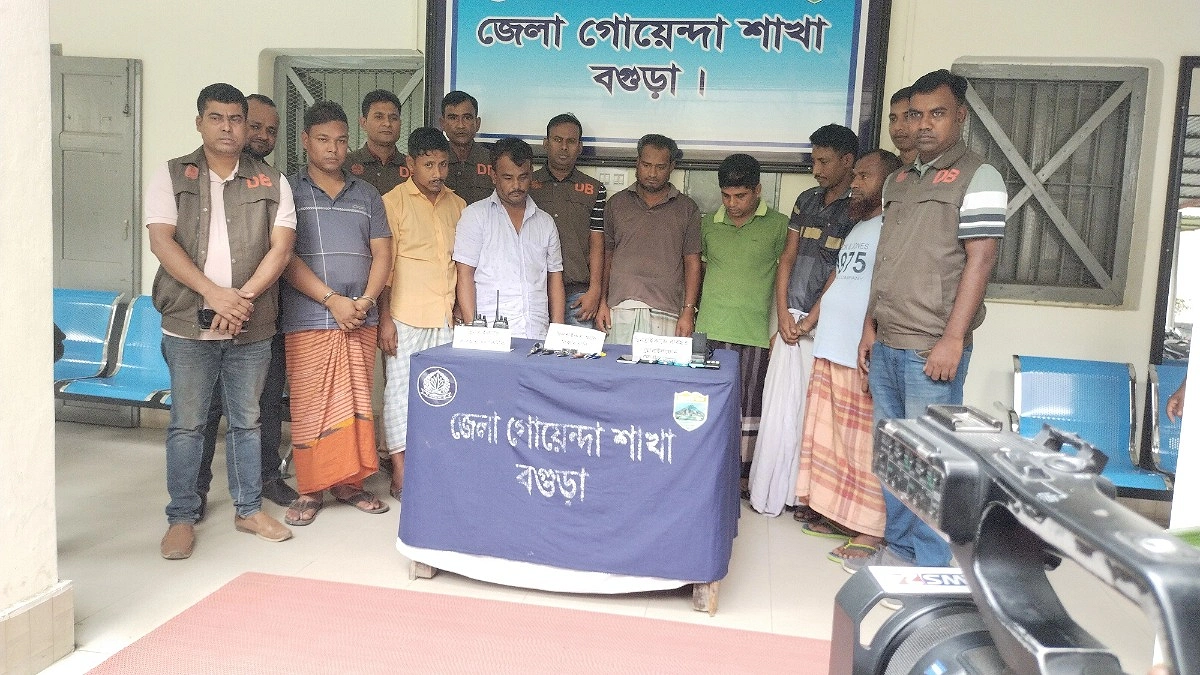 ওয়াকিটকি নিয়ে পুলিশ সেজে অটোরিকশা ছিনতাই, গ্রেপ্তার ৭