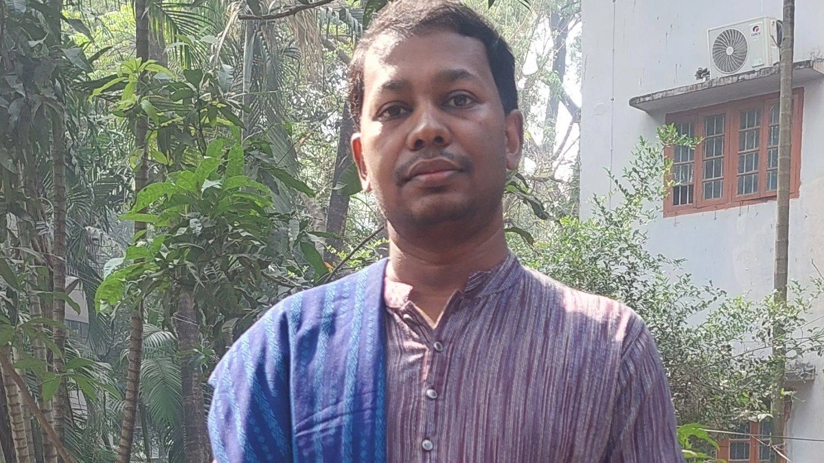 গান গেয়ে ফেসবুক তোলপাড় করে দিয়েছেন ঢাবি অধ্যাপক