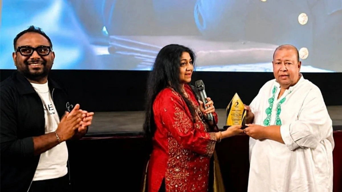 নিউইয়র্কে সম্মাননা পেলেন ফরিদুর রেজা সাগর