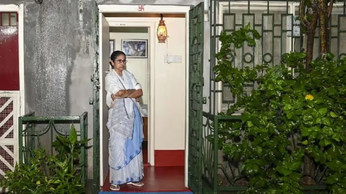 নিরাপত্তা কমলো মমতার