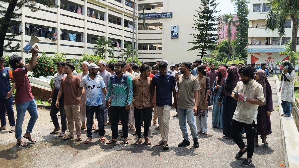 নতুন ভিসিকে প্রত্যাখ্যান করে ডুয়েটে শিক্ষার্থীদের ব্লকেড