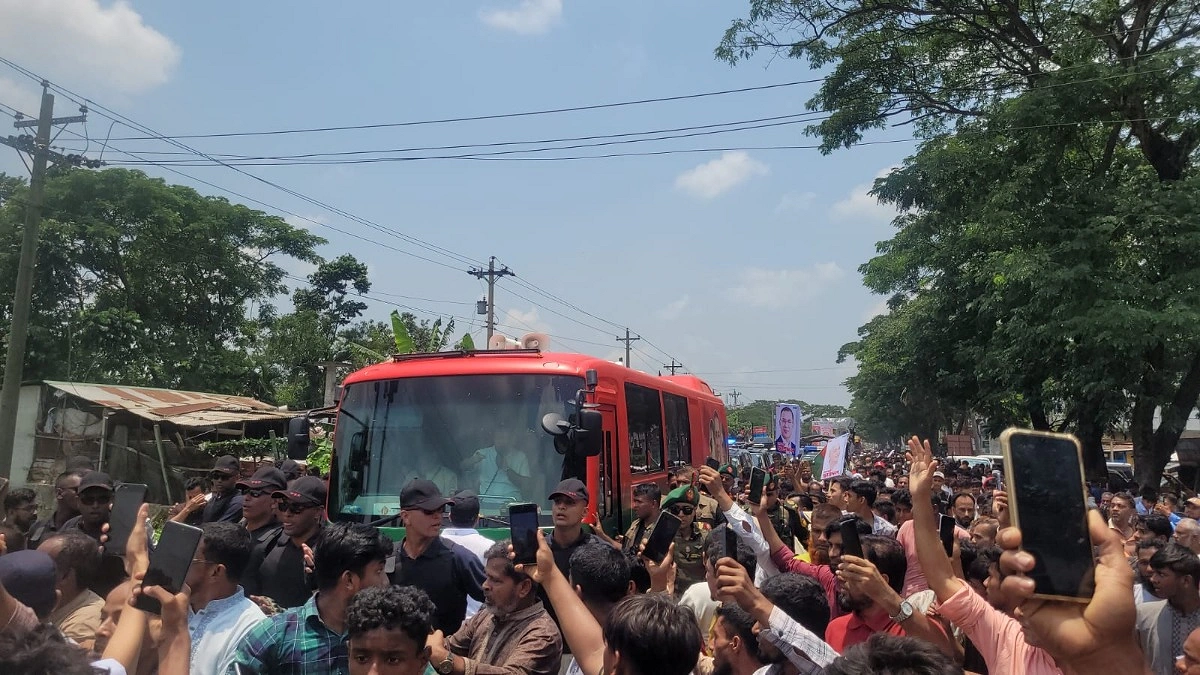 কুমিল্লায় পথসভায় প্রধানমন্ত্রী
