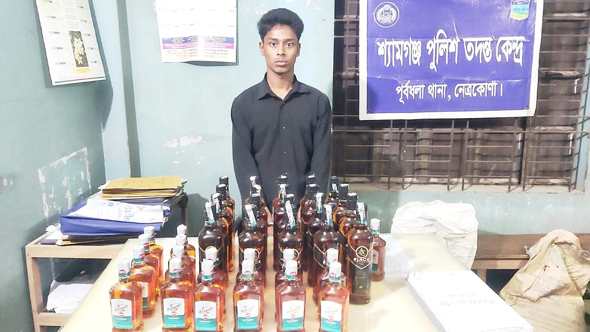পূর্বধলায় তরুণের কাছে ৩৮ বোতল ভারতীয় মদ
