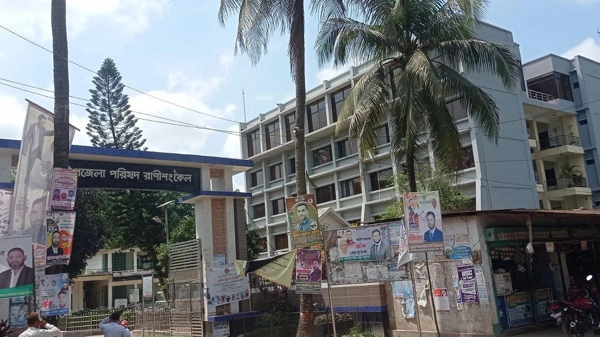 একাধিক দপ্তরে ‘ভারপ্রাপ্ত’, সেবায় ব্যাঘাত