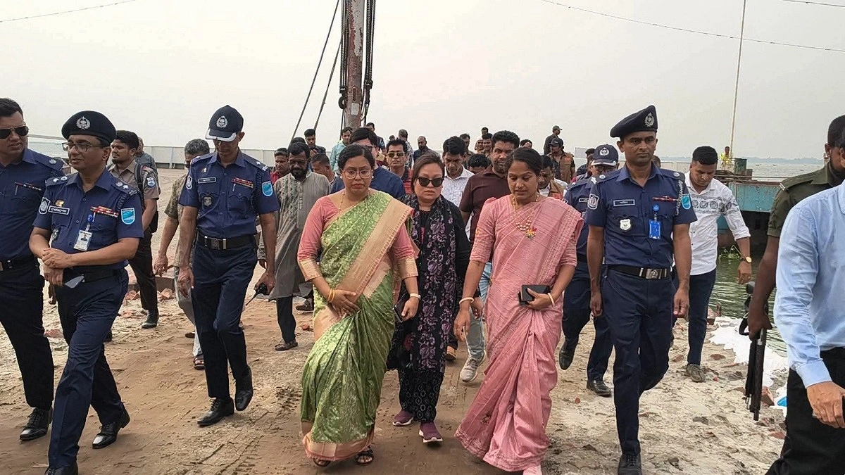 ঈদযাত্রায় দৌলতদিয়া ফেরি ঘাটে কড়া নজরদারি ডিসির