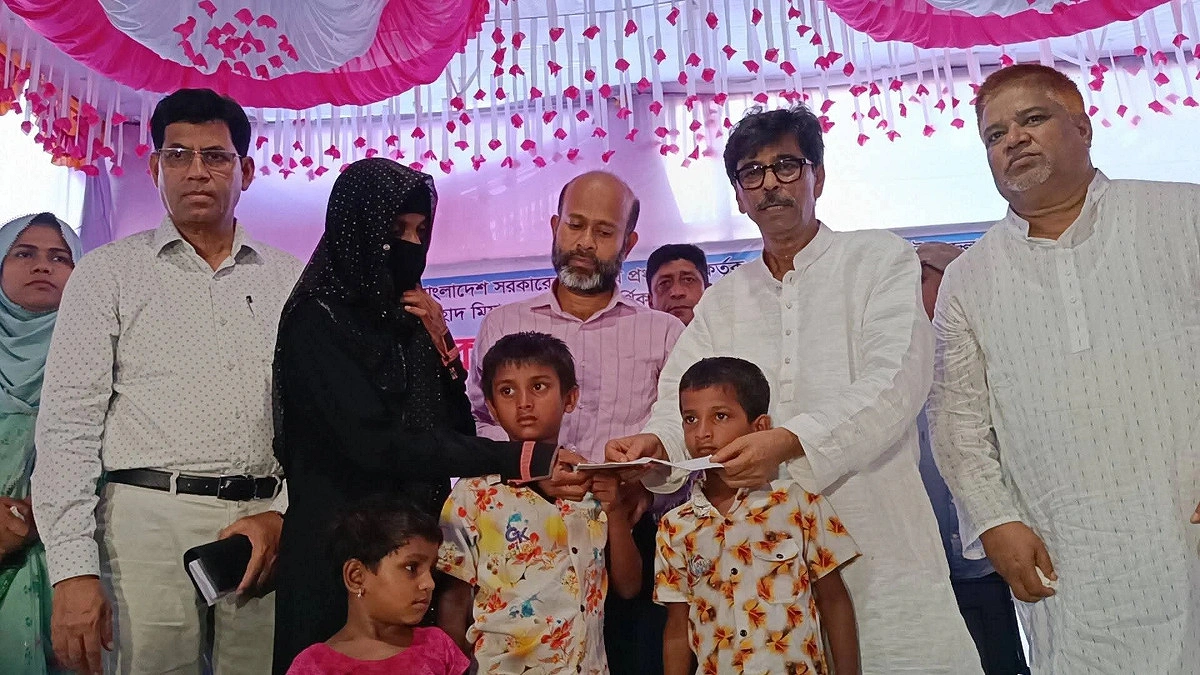 কৃষক আহাদের পরিবারকে ২ লাখ টাকার সহায়তা