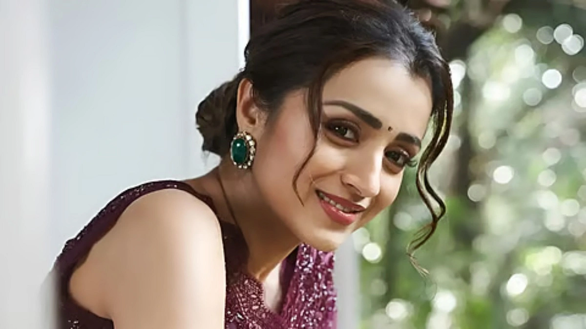 বিজয়ের শপথের পর তৃষার পোস্টে সম্পর্কের ইঙ্গিত