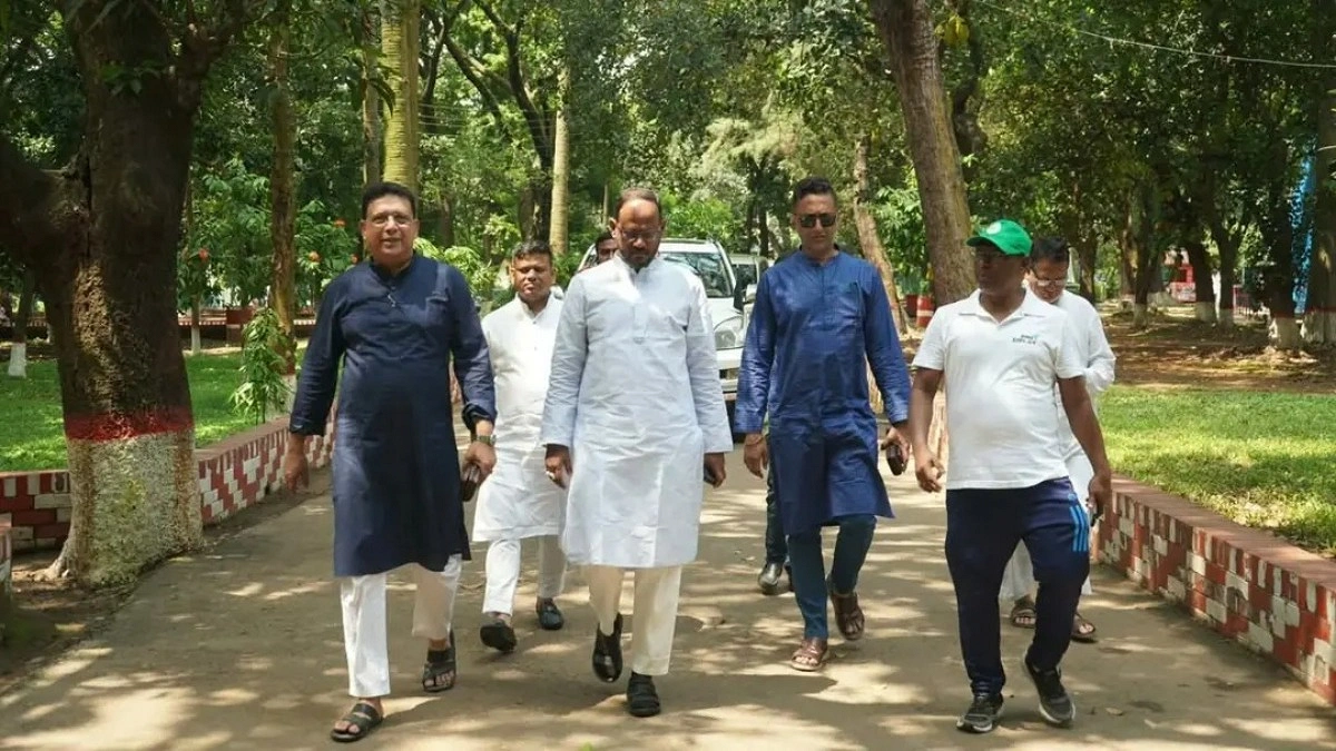 জাতীয় চিড়িয়াখানার পরিবেশ ও সেবার খোঁজ নিতে হঠাৎ পরিদর্শনে প্রতিমন্ত্রী