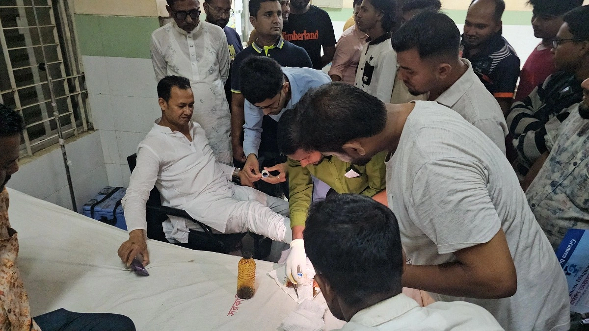 দুই পক্ষের সংঘর্ষ থামাতে গিয়ে এমপি কামরুল আহত