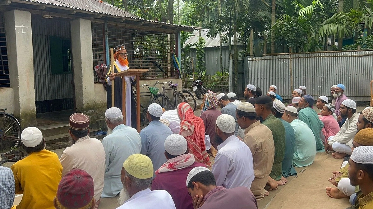 মধ্যপ্রাচ্যের সঙ্গে মিল রেখে কুড়িগ্রামে ঈদের নামাজ আদায়