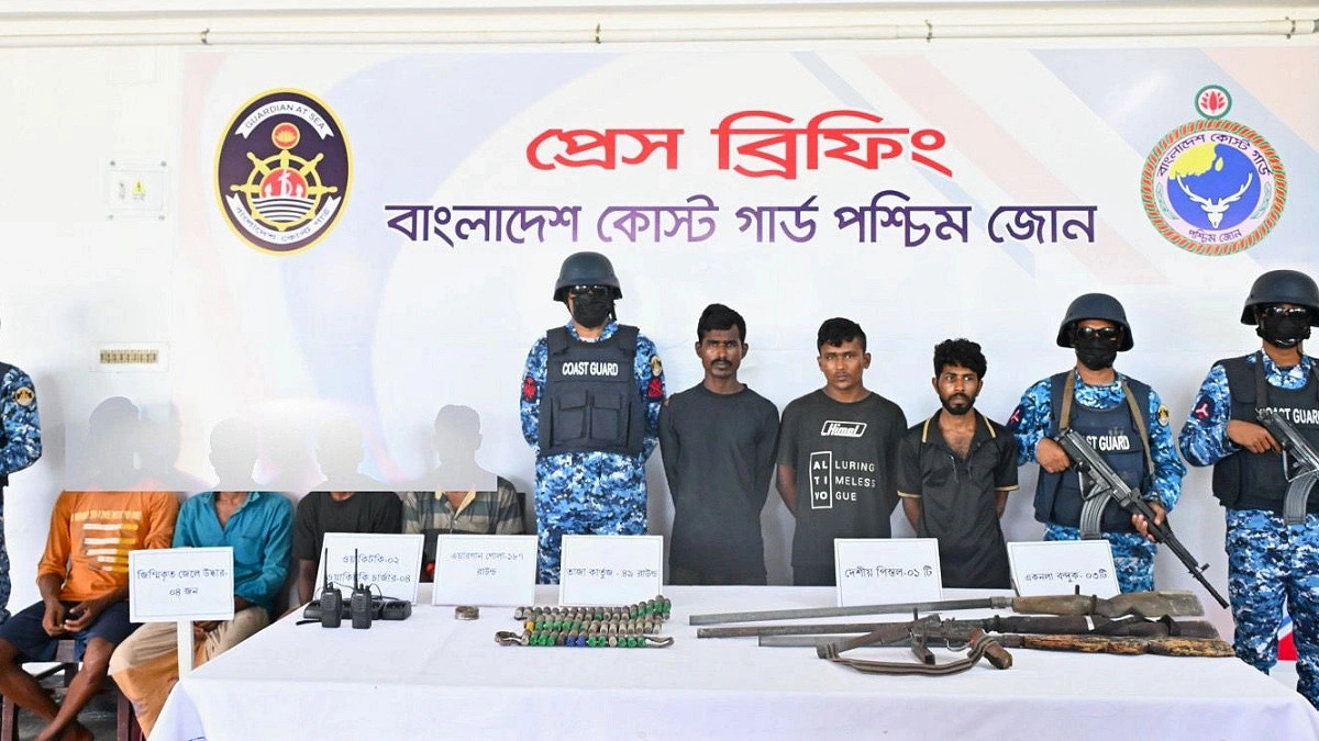 সুন্দরবনে কোস্ট গার্ডের সঙ্গে বনদস্যুদের ‘বন্দুকযুদ্ধ’, আটক ৩