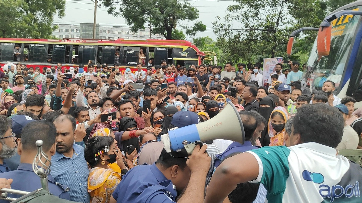 বকেয়া বেতন ও ঈদ বোনাসের দাবিতে পোশাক শ্রমিকদের মহাসড়ক অবরোধ
