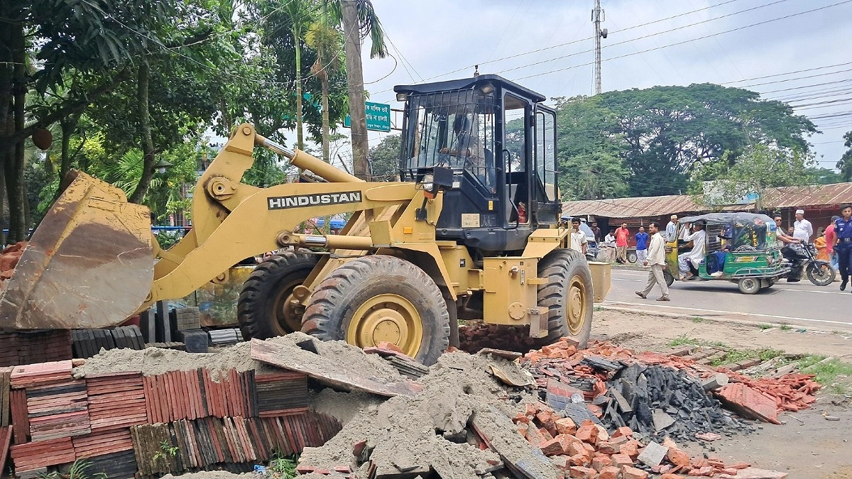 চাঁদপুর-কুমিল্লা আঞ্চলিক সড়কে ৩ শতাধিত অবৈধ স্থাপনা উচ্ছেদ