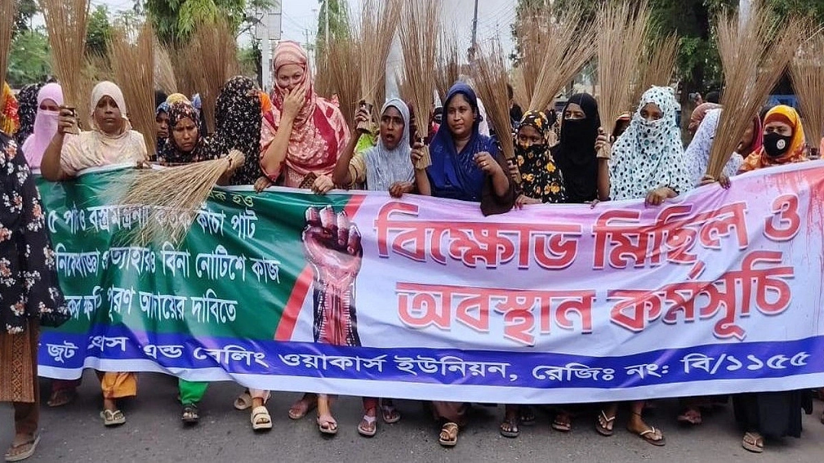 কাঁচা পাট রপ্তানি বন্ধের প্রতিবাদে খুলনায় শ্রমিকদের সড়ক অবরোধ