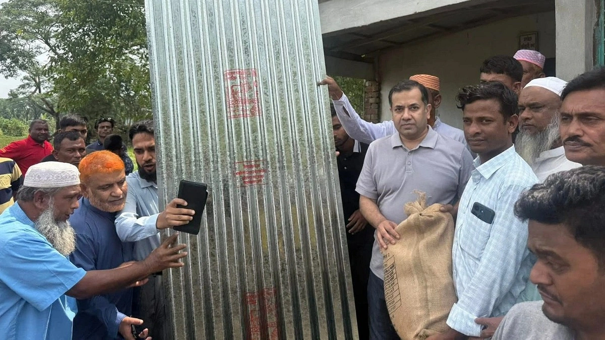 নান্দাইলে ঝড়ে ক্ষতিগ্রস্তদের পাশে তথ্য প্রতিমন্ত্রী