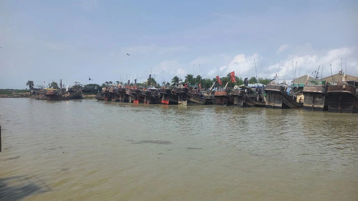 নিষেধাজ্ঞা উপেক্ষা করে সাগরে ভোলার জেলেরা