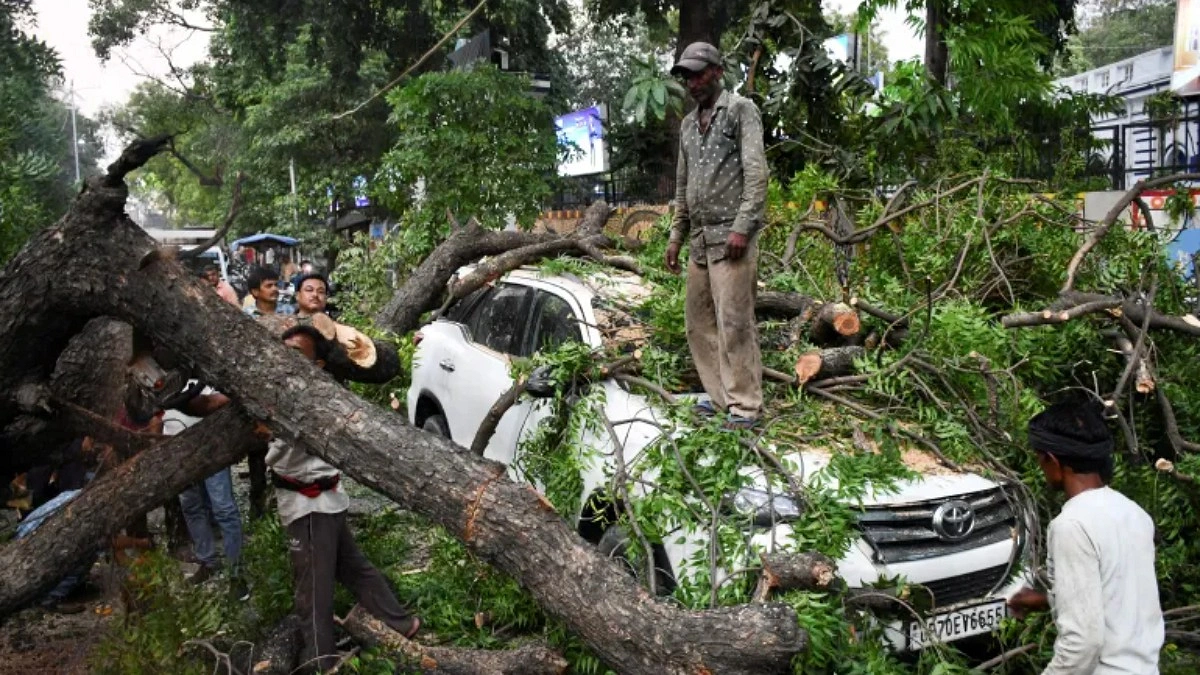 ভারতে উত্তর প্রদেশে ঝড় ও বজ্রপাতে অন্তত ৯৬ জনের মৃত্যু