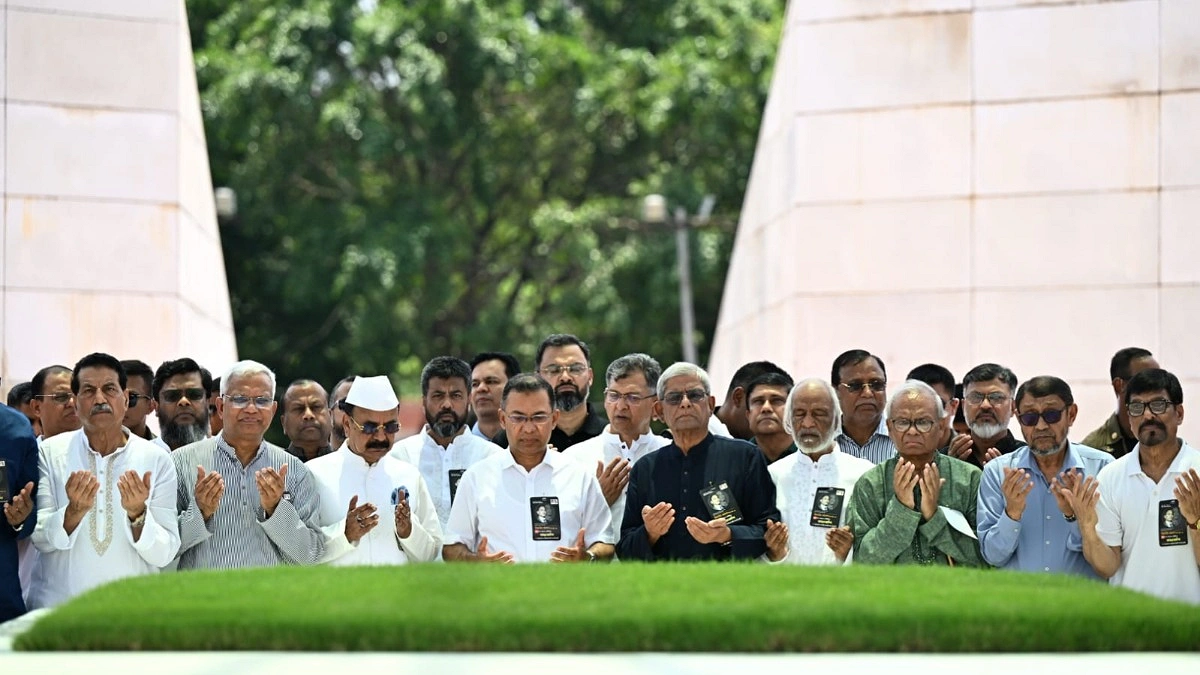 জিয়াউর রহমানের সমাধিতে প্রধানমন্ত্রীর শ্রদ্ধা