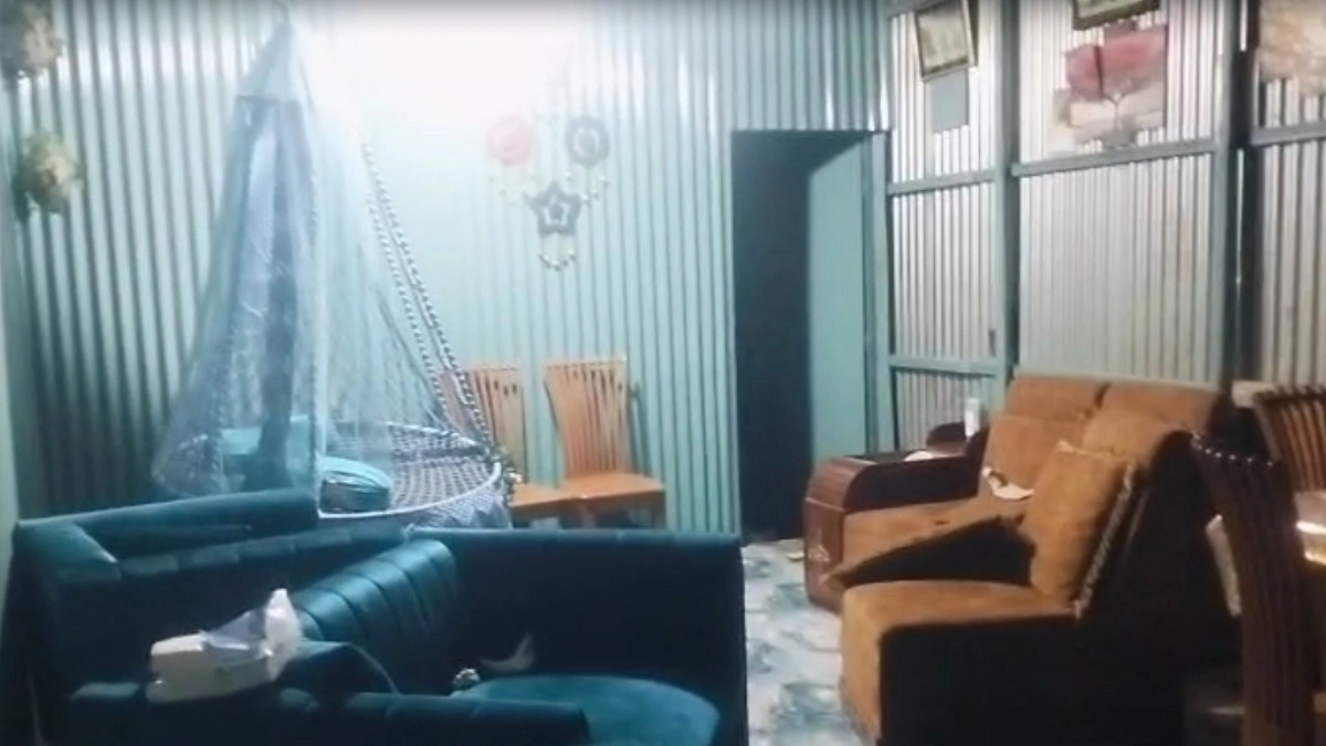 বস্তিতে এসিরুম, ভেতরে সুড়ঙ্গপথ