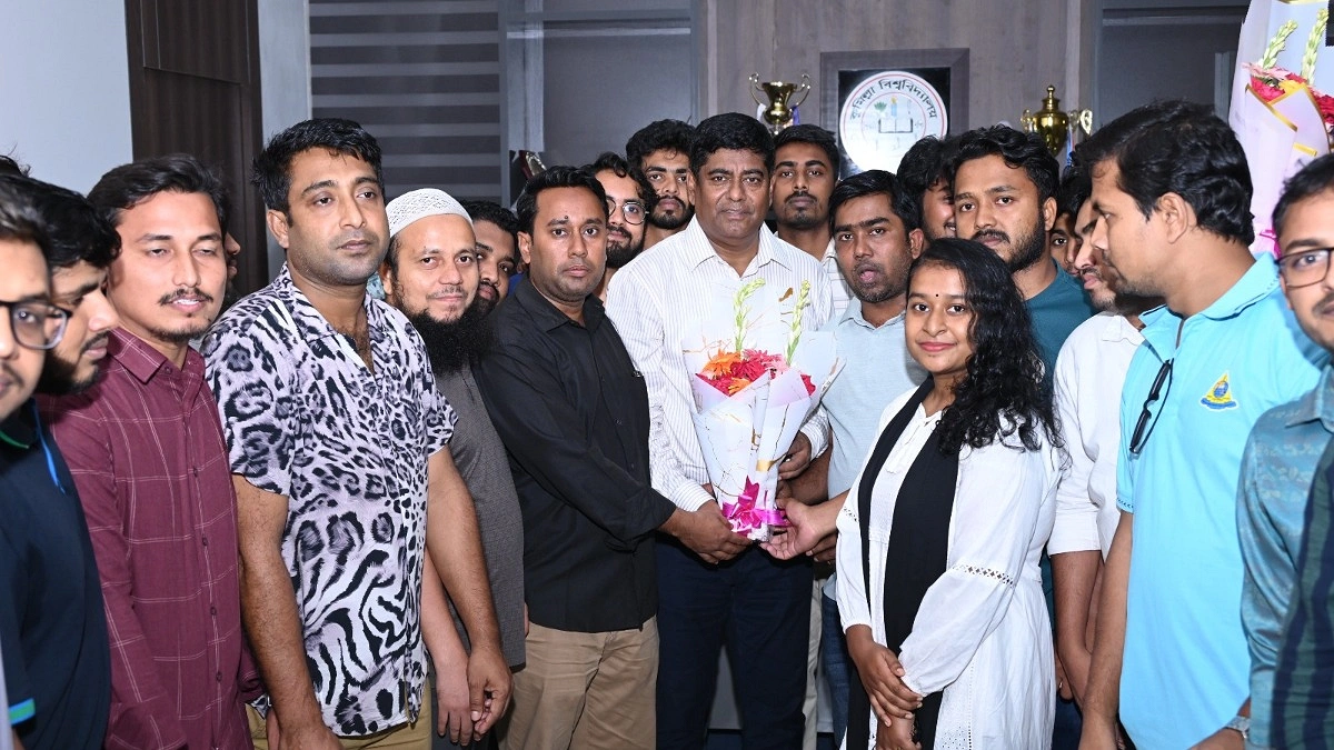 নবনিযুক্ত উপাচার্যকে ফুলেল শুভেচ্ছা জানাল কুবি ছাত্রদল