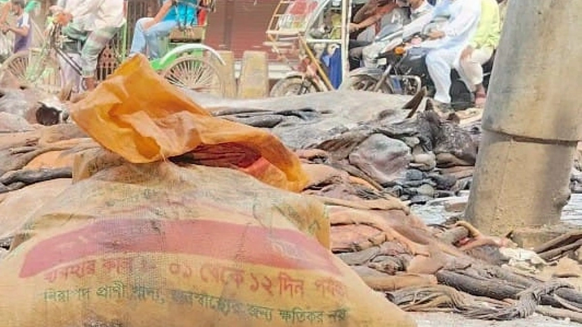 ব্রাহ্মণবাড়িয়ায় রাস্তায় ফেলে যাওয়া চামড়া সরিয়ে নিচ্ছে পৌরসভা