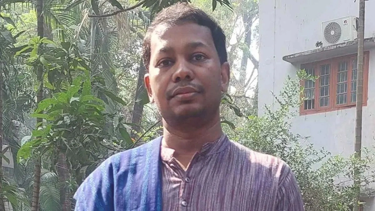 ‘গান গাওয়ার’ কারণেই কি অব্যাহতি পেলেন ঢাবি শিক্ষক?