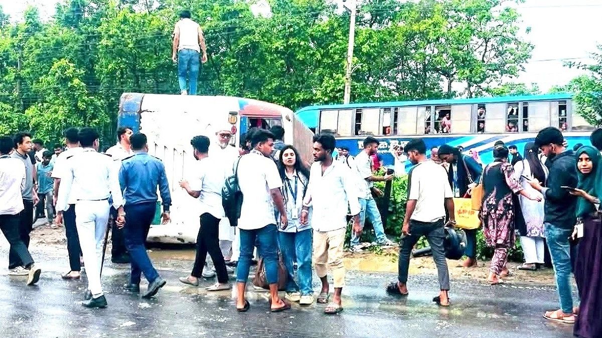 উত্তরা ইউনিভার্সিটির বাস উল্টে ৩০ শিক্ষার্থী আহত