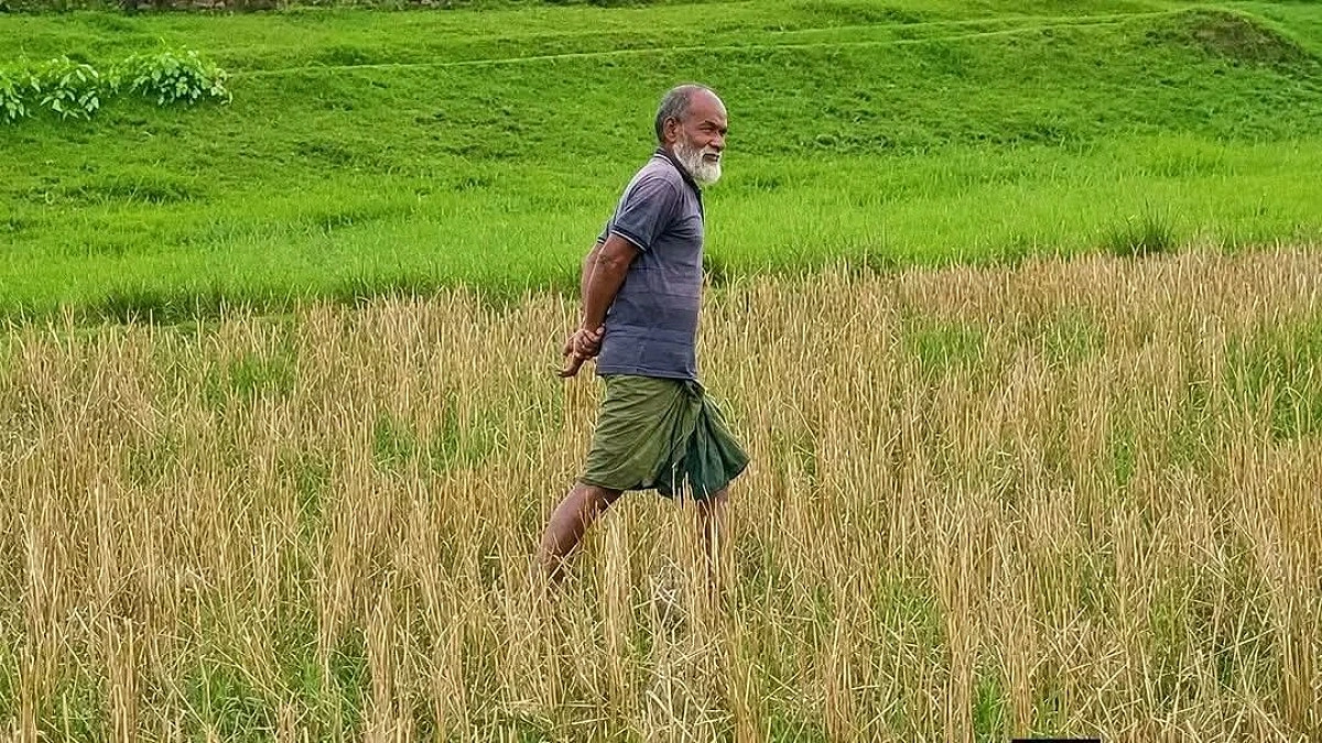 শূন্যরেখাতেই অনাহারে পড়ে আছেন বৃদ্ধ