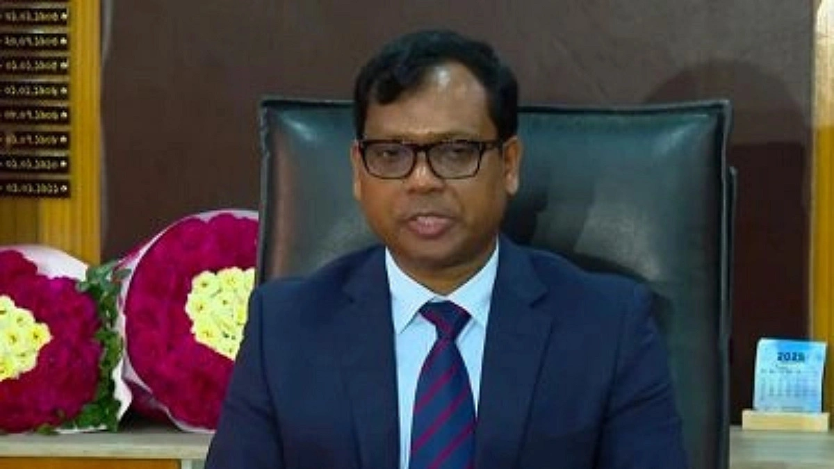 আসলেন পাথরকাণ্ডে, গেলেন মাজার বিতর্কে
