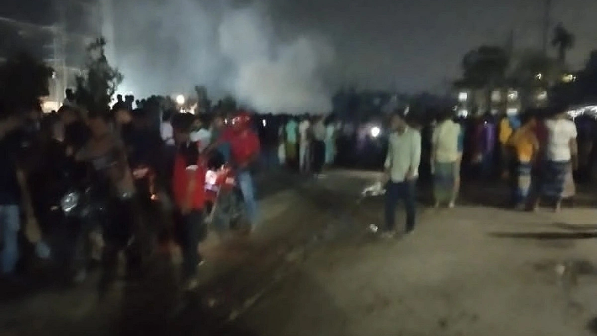 বকেয়া বেতনের দাবিতে মহাসড়ক অবরোধ, ৩ ঘণ্টা বন্ধ যান চলাচল
