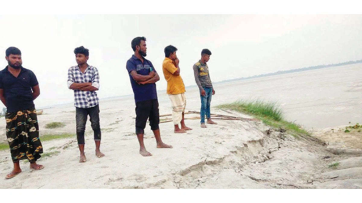 ভেঙে যাচ্ছে স্বেচ্ছাশ্রমের বাঁধ
