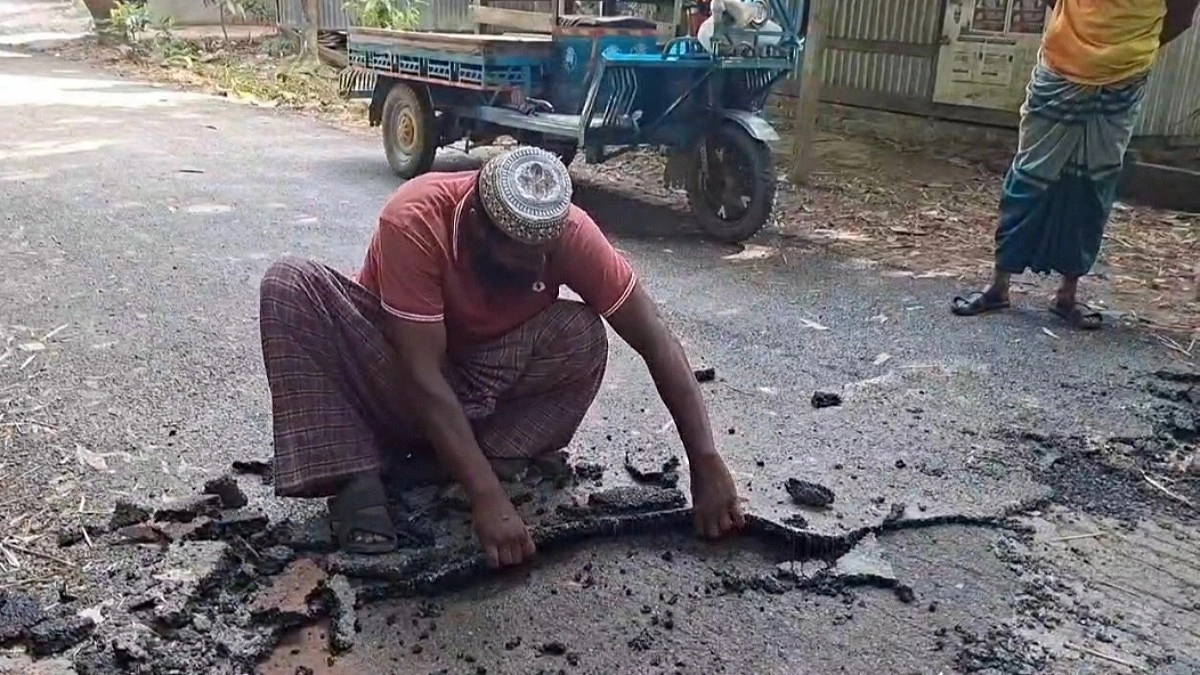 হাতের স্পর্শেই উঠে যাচ্ছে রাস্তার কার্পেটিং