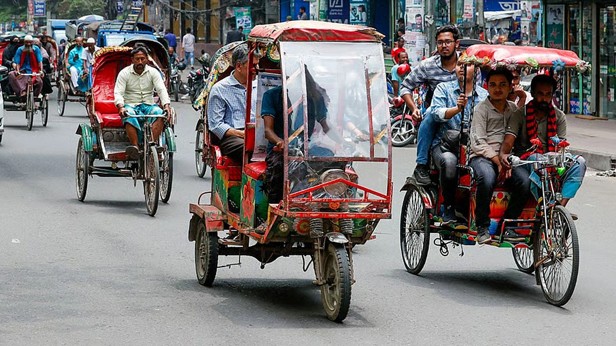 বাড়ির বিদ্যুৎ খাচ্ছে সড়কের ইজিবাইক