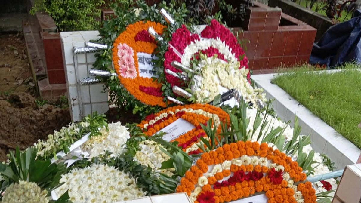 চিরঘুমে মুস্তাফা মনোয়ার