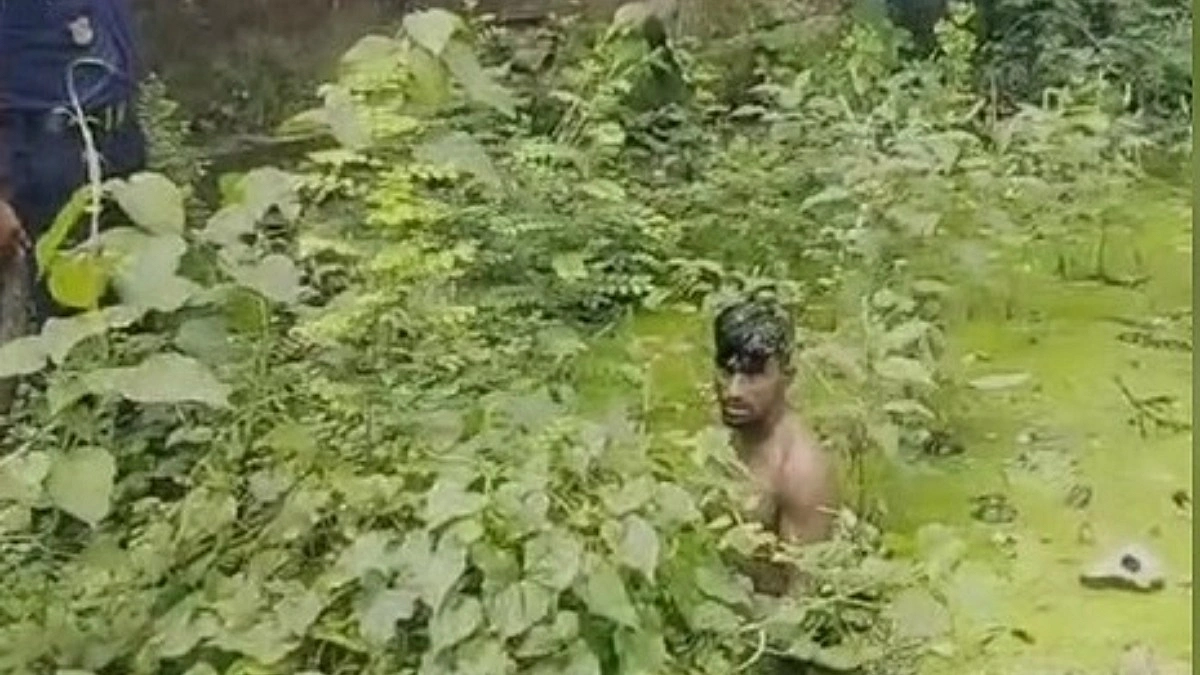 পুলিশ দেখে খালে ঝাঁপ, গ্রেপ্তার ১৬ মামলার আসামি