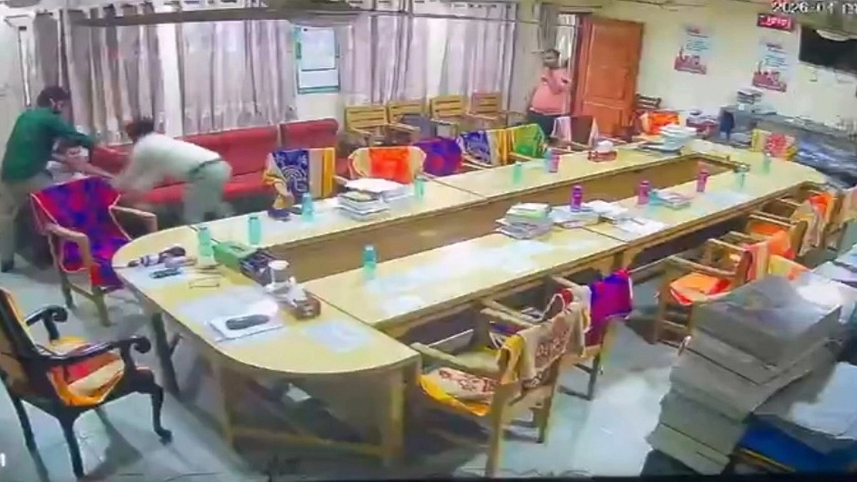 শিক্ষক মিলনায়তনে অধ্যক্ষ-সহকারী অধ্যাপকের মারামারি, ভিডিও ভাইরাল