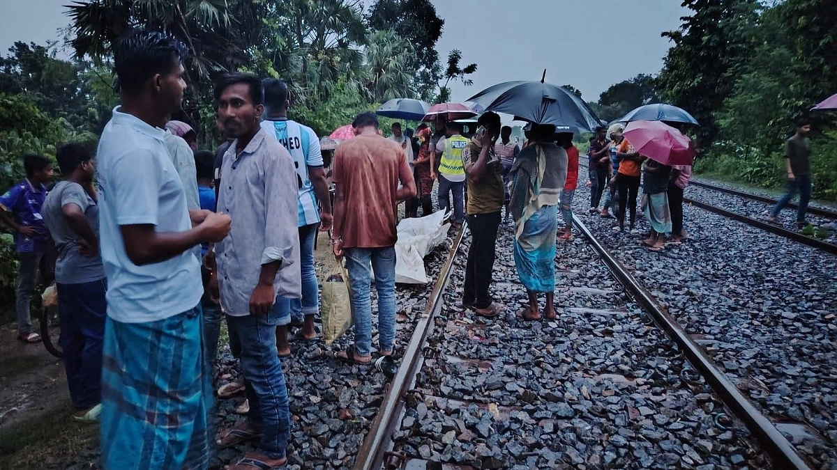 রেলক্রসিংয়ে ট্রেনের সঙ্গে ধাক্কা খেয়ে প্রাণ গেল দুই যুবকের