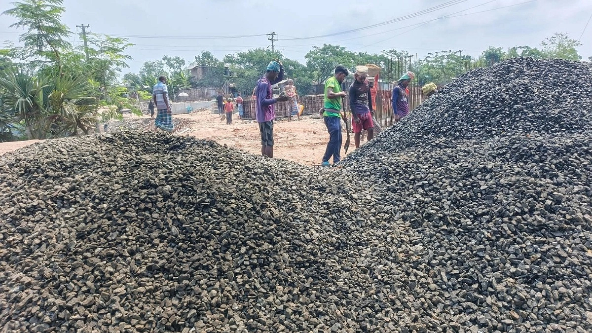 কয়রায় ৫ কোটির সেতু নির্মাণে নিম্নমানের সামগ্রী ব্যবহারের অভিযোগ