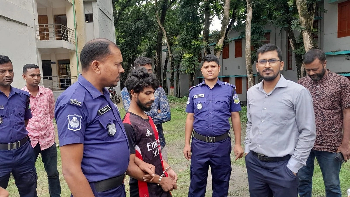 মারধরে অতিষ্ঠ হয়ে ছেলেকে পুলিশে দিলেন মা