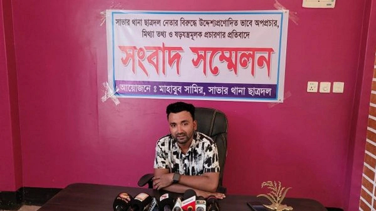 প্রকাশ্যে সংবাদ সম্মেলন করছেন আসামি, তবু ‘খুঁজে পাচ্ছে না’ পুলিশ
