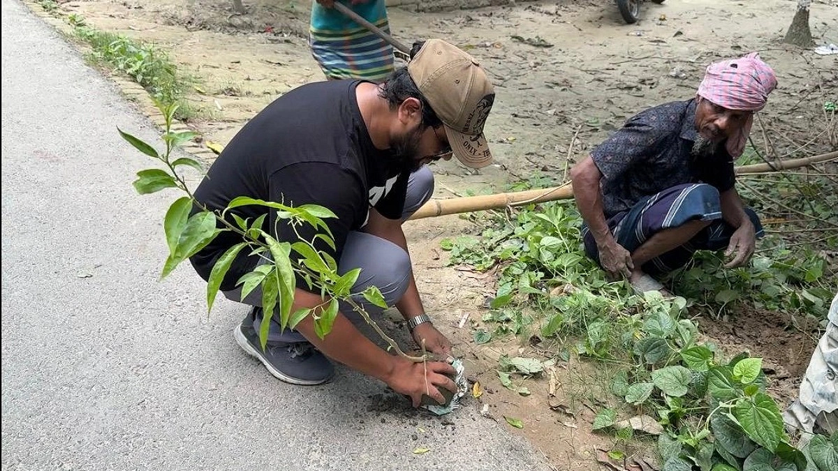 বাবা-দাদির কবরের গাছ চুরি, পুরো গ্রামকেই ঢেকে দিলেন ফুলগাছে