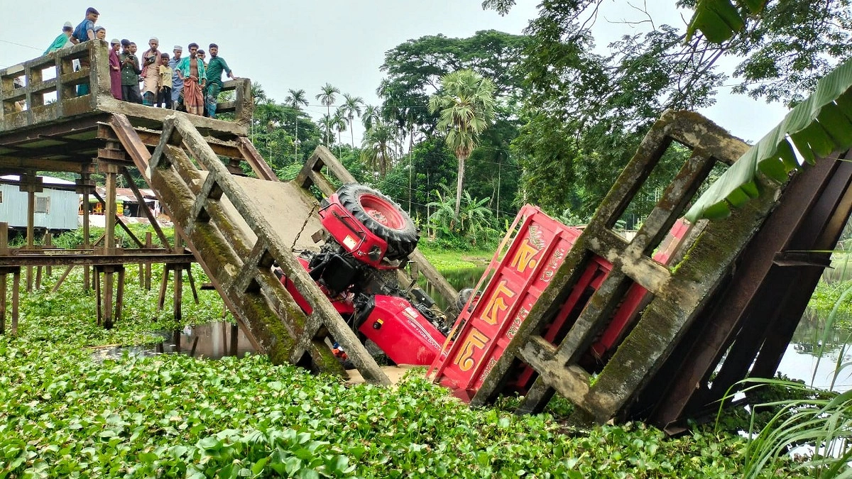 ভোলায় সেতু ধসে খালে ট্রাক, নিহত চালক