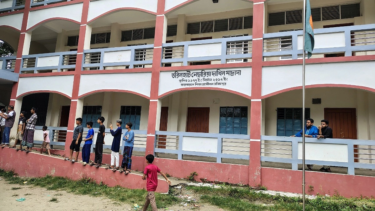 শিক্ষার্থীর স্পর্শকাতর স্থানে হাত, মাদ্রাসাশিক্ষক অবরুদ্ধ